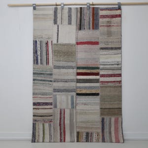 Alfombra Kilim turca vintage de patchwork de 114 x 178 cm, color beige multicolor, de lana y algodón.