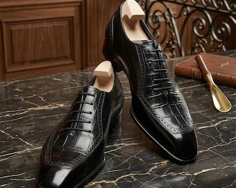 Zapatos Oxford de hombre hechos a medida, bicolor, negros con detalles de cuero negro repujado.