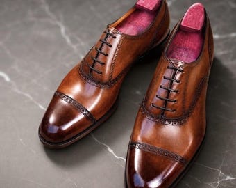 Handgefertigte Herren-Oxfordschuhe aus hellbraunem Leder, Flügelkappen-Stil, Semi-Brogue-Schuhe mit Kappe.