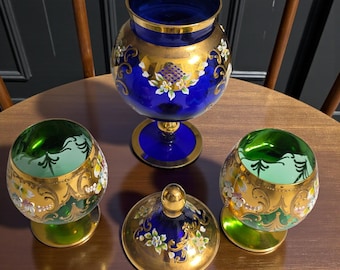 Juego de cristalería bohemia pintada a mano: tarro azul con tapa + 2 copas verdes con esmalte dorado.