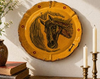 Piatto decorativo da parete in ceramica vintage francese con cavallo, dipinto a mano e firmato, colore giallo.