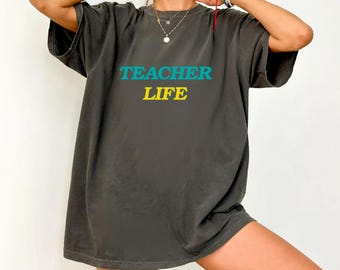 Koszulka Teacher Life | Koszulka Educator Daily Grind | Odzież dla personelu szkolnego | Zabawny prezent dla nauczyciela | Koszulka dla nauczyciela | Koszulka z okazji powrotu do szkoły