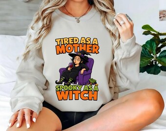 Camiseta "Cansada como uma mãe, assustadora como uma bruxa" | Camiseta assustadora de Halloween para mães | Roupa divertida de bruxa para mães | Moletom "Mãe que bebe vinho"