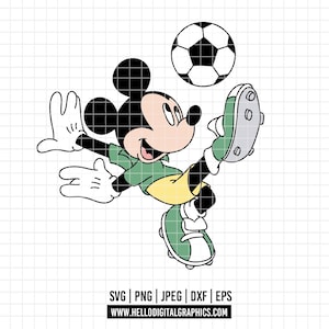 Può includere: Illustrazione di un cartone animato di Topolino che gioca a calcio. Mickey indossa una maglietta verde, pantaloncini gialli e scarpe da calcio verdi. Il pallone da calcio è bianco e nero. L'immagine include il testo "SVG | PNG | JPEG | DXF | EPS" e "WWW.HELLODIGITALGRAPHICS.COM".