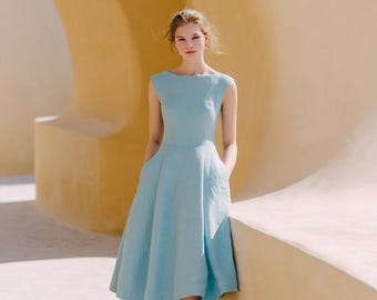 Abito midi estivo minimalista in lino color ciano chiaro