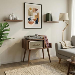 Puede incluir: Escena de salón con una consola de tocadiscos de madera y un altavoz Marshall. Una obra de arte abstracta enmarcada cuelga encima. Estanterías flotantes y una lámpara de pie completan la decoración.