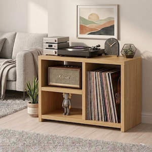 Può includere: Un mobile TV in legno di rovere chiaro con giradischi, componenti stereo e altoparlante. Il mobile ha due ripiani, uno con dischi in vinile e l'altro con un altoparlante. Un'opera d'arte paesaggistica incorniciata è appesa sopra il mobile.