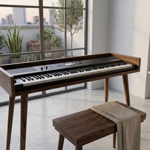 Könnte beinhalten: Ein Digitalpiano mit einem Rahmen aus dunklem Holz und vier konischen Beinen, ausgestattet mit einem schwarzen Bedienfeld mit Tasten und einem Display über den weißen und schwarzen Tasten. Eine passende Holzbank mit einem hellbeigen Stoffläufer steht davor.