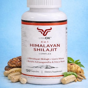 Op de afbeelding: Een witte supplementfles met een rood en zwart etiket. Op het etiket staat "Little OX 4 in 1 Himalayan Shilajit Complex". De fles bevat 120 capsules en is een voedingssupplement. Capsules en planten zijn ook zichtbaar.