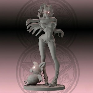 Puede incluir: Una figura gris de una demonio femenina con ojos brillantes, cuernos y cabello largo, que lleva una parte inferior con volantes y botas. Una pequeña figura de cerdo estilizada con ojos brillantes está a sus pies. El fondo presenta un diseño circular descolorido.