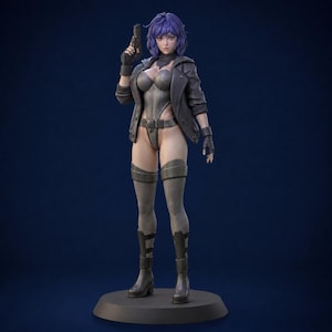 Pode incluir: Figura detalhada de uma mulher com cabelo curto roxo, vestindo um body cinza, jaqueta preta e botas, segurando uma arma. A figura está em uma base circular cinza escuro contra um fundo azul escuro.