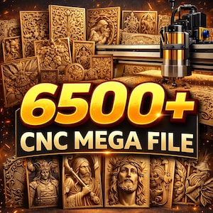 Könnte beinhalten: Das Bild zeigt aufwendig geschnitzte Holzpaneele mit dem Text "6500+ CNC MEGA FILE" in Gold. Im Hintergrund ist eine CNC-Maschine zu sehen, die auf digitale Dateien für Holzbearbeitungsprojekte hindeutet.