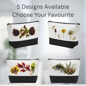 Può includere: Quattro pochette con cerniera, parte superiore bianca e base nera, con stampe botaniche di pigne, denti di leone, alghe e fogliame. Il testo in alto recita: 5 Designs Available Choose Your Favourite.