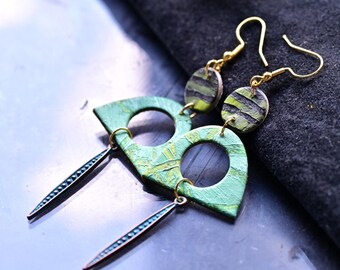 Boucles d'oreilles, longues vert et bleu, légères en carton upcycled, originales fait main