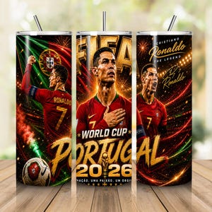 Puede incluir: Un vaso cilíndrico con un gráfico de Cristiano Ronaldo en la camiseta roja de Portugal. El diseño incluye el texto FIFA World Cup Portugal 2026, un balón de fútbol y detalles dorados sobre un fondo oscuro con fuegos artificiales y destellos.
