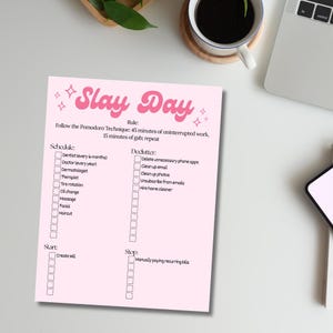 Op de afbeelding: Een roze takenlijst met de titel "Slay Day" met een schema en een checklist voor het opruimen. Het schema omvat afspraken zoals tandarts en massage. De opruimsectie suggereert het verwijderen van apps en het opschonen van e-mails.