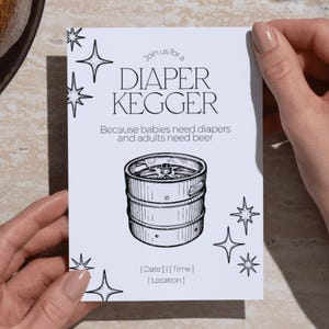 Könnte beinhalten: Eine weiße, rechteckige Einladungskarte mit schwarzem Text, der Join us for a DIAPER KEGGER, Because babies need diapers and adults need beer lautet, sowie einer Strichzeichnung eines Bierfasses, Sternsymbolen und Platzhaltern für Date, Time und Location.