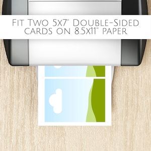 Peut inclure: Une imprimante blanche et noire alimentant une feuille de papier avec un graphique de ciel bleu, nuages blancs et colline verte. Le texte sur l'imprimante indique : FIT TWO 5X7" DOUBLE-SIDED CARDS ON 8.5X11" PAPER. L'appareil est sur une surface en bois clair.