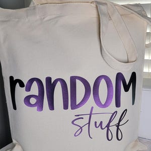 Puede incluir: Una taza de cerámica blanca con un asa negra y el texto "But First, Coffee" en negro, en negrita. La taza está sobre una superficie blanca.