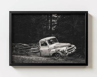 Fotografia vintage in bianco e nero di un camion, arredamento rustico da fattoria, arte murale con foresta oscura, download digitale