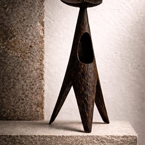 Candelabro de hierro escultórico primitivo, objeto de arte brutalista.
