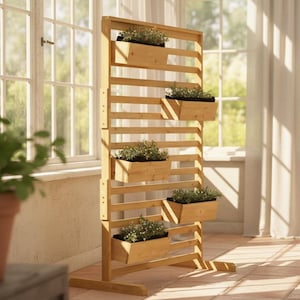 Puede incluir: Un soporte de madera para plantas con seis jardineras rectangulares. El soporte es de madera clara y tiene un diseño de listones. Cada jardinera contiene pequeñas plantas verdes. El soporte está en el interior, cerca de una ventana.