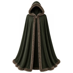 Pode incluir: Capa com capuz verde escuro com acabamento em pele sintética castanha na gola e nas bordas. A capa tem um fecho de botão na gola. Feita de tecido macio e fluido.