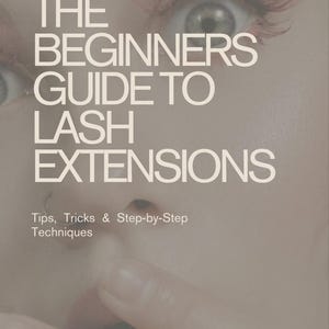 Peut inclure: Couverture de livre intitulée "THE BEGINNERS GUIDE TO LASH EXTENSIONS" avec le texte "Tips, Tricks & Step-by-Step Techniques". L'image présente un gros plan d'un œil avec de longues extensions de cils rouges.
