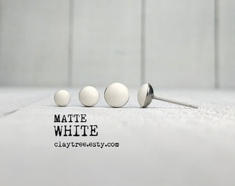 Mat WITTE oorknopjes - hypoallergeen - oorstekers van chirurgisch staal - kleine witte oorbellen - minimalistisch - polymeerklei - 4 mm 5 mm 6 mm cirkel