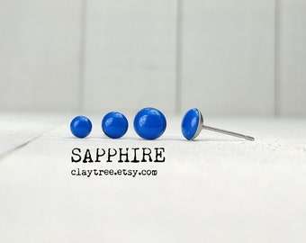SAFFIRE blauwe oorknopjes - kleine eenvoudige studs - hypoallergeen - chirurgisch stalen studs - kleine oorbellen - polymeerklei - minimalistisch