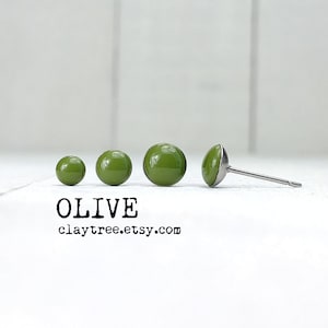Puede incluir: Pendientes de botón verde oliva en varios tamaños. Los pendientes tienen un acabado brillante y se muestran sobre una superficie blanca. La palabra "OLIVE" está impresa en negro, junto con la URL de la tienda Etsy.