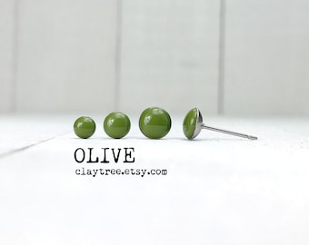 Olijfgroen oorknopjes - mosgroen - hypoallergeen - chirurgisch stalen stekers - kleine oorbellen - 4 mm 5 mm 6 mm cirkel - polymeerklei