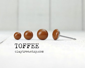 TOFFEE-oorknopjes - bruin - hypoallergeen - oorstekers van chirurgisch staal - kleine oorbellen - 4 mm 5 mm 6 mm - polymeerklei - alledaagse oorbellen