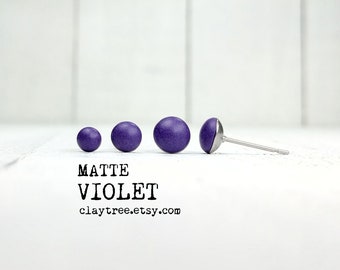 Mat VIOLET oorbellen - koningsblauw / diep paars - eenvoudige stekers - hypoallergeen - kleine oorbellen - polymeerklei - 4 mm 5 mm 6 mm cirkel