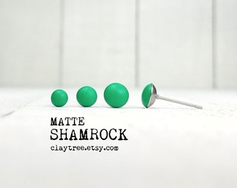 Matte SHAMROCK-stekers - heldergroene stekers - hypoallergeen - roestvrijstalen stekers - kleine oorbellen - 4 mm 5 mm 6 mm cirkel