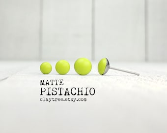 Oorknopjes mat pistache - limoengroene stekers - hypoallergeen - roestvrijstalen stekers - kleine oorbellen - 4 mm 5 mm 6 mm cirkel - helder