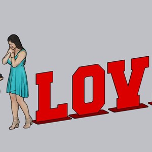 Puede incluir: Ilustración de una propuesta de matrimonio. Un hombre arrodillado presenta un anillo a una mujer con un vestido turquesa. La palabra "LOVE" está escrita en letras rojas grandes en el fondo, sobre un fondo gris.