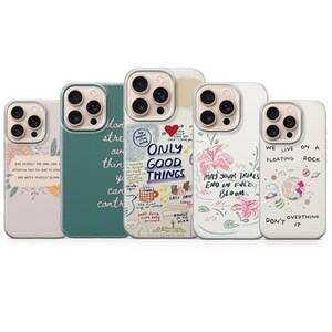 Pode incluir: Uma coleção de cinco capas de telemóvel com vários designs. Uma capa apresenta um design floral com texto, outra tem um fundo verde-azulado com texto branco, e uma terceira mostra as palavras "ONLY GOOD THINGS". As outras duas capas têm ilustrações e texto únicos.