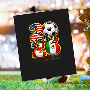 Pode incluir: Um quadrado preto com o texto "World Cup 26" e as bandeiras dos EUA, Canad&aacute; e M&eacute;xico. Uma bola de futebol est&aacute; no centro, com um trof&eacute;u dourado ao fundo. A imagem est&aacute; em um campo verde.