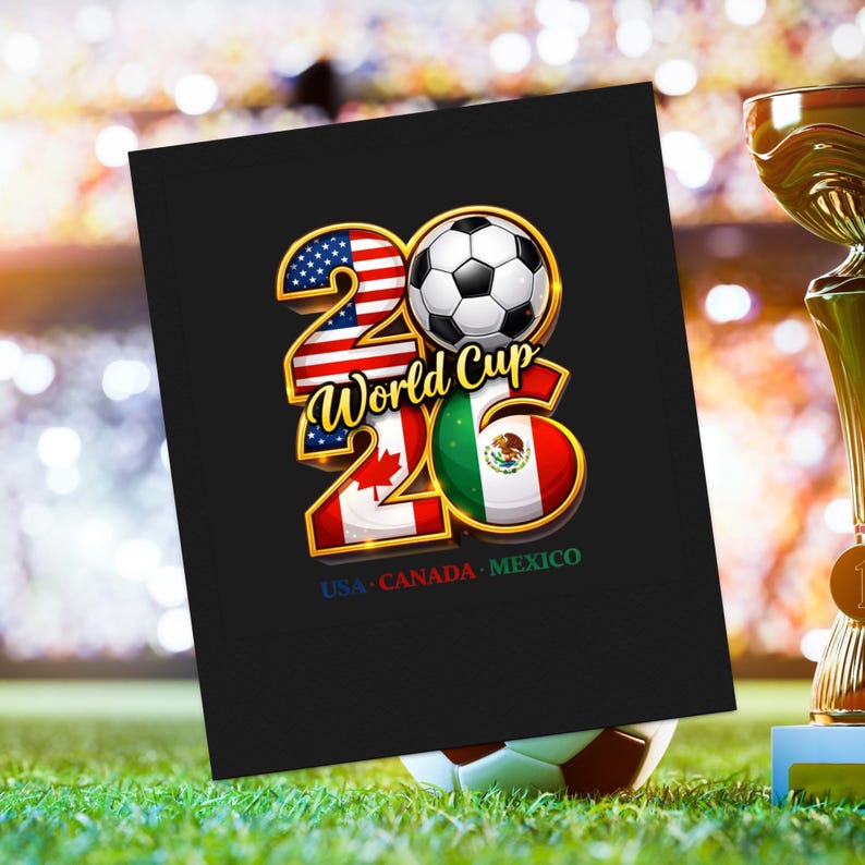 Pode incluir: Um quadrado preto com o texto "World Cup 26" e as bandeiras dos EUA, Canad&aacute; e M&eacute;xico. Uma bola de futebol est&aacute; no centro, com um trof&eacute;u dourado ao fundo. A imagem est&aacute; em um campo verde.