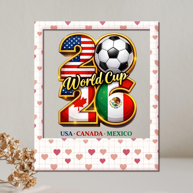 Pode incluir: Gr&aacute;fico emoldurado para a Copa do Mundo de 2026, com os n&uacute;meros 20 e 26 e uma bola de futebol no meio. Os n&uacute;meros s&atilde;o projetados com as bandeiras dos EUA, Canad&aacute; e M&eacute;xico. As palavras "World Cup" est&atilde;o em ouro.