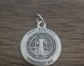 Colgante con medalla de San Benito de 3/4, fabricado en Italia.