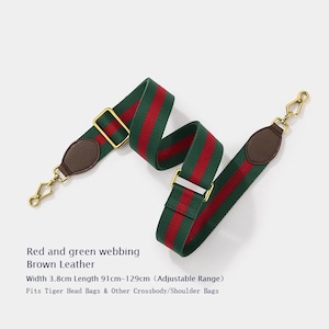 Puede incluir: Una correa de bolso ajustable a rayas rojas y verdes con detalles de cuero marrón y herrajes dorados. La correa mide 3,8 cm de ancho y se ajusta de 91 cm a 129 cm de largo. El texto indica que es adecuada para bolsos Tiger Head y otros bolsos cruzados/de hombro.