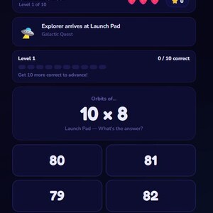 Könnte beinhalten: Ein dunkelblauer Bildschirm zeigt ein Weltraum-basiertes Lernspiel namens "Galactic Quest". Das Spiel präsentiert eine Matheaufgabe: 10 x 8. Vier Antwortmöglichkeiten werden angezeigt: 80, 81, 79 und 82. Die Oberfläche enthält Herzen und einen Stern.