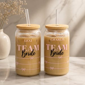 Personalisiertes Junggesellinnenabschiedsglas, Brautbecher mit Bambusdeckel und Strohhalm, Geschenk für Matcha-Liebhaber, Kaffeebecher für den Junggesellinnenabschied, ästhetisches, kokettes Design