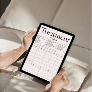 Könnte beinhalten: Ein schwarzes Tablet mit einem "Behandlungsplan", der Bereiche für Anliegen, Empfehlungen, Ausfallzeiten, Ergebnisse und Kosten enthält. Das Tablet wird von Händen gehalten und liegt auf einer hellen, strukturierten Oberfläche.