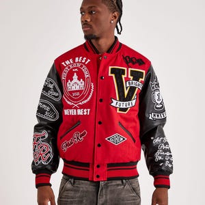 Blouson universitaire rouge noir : écussons brodés, manches en cuir, bomber streetwear rétro