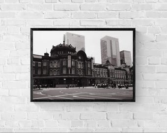 Fotografía en blanco y negro de la estación de Tokio – Póster de arquitectura japonesa