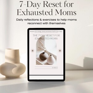 Könnte beinhalten: Ein digitales Tablet zeigt den Text "7-Day Reset for Exhausted Moms". Der Bildschirm zeigt ein minimalistisches Design mit zwei Vasen und Trockenblumen. Links befindet sich eine beige, abgerundete Vase. Der Text auf dem Bildschirm lautet: "Tägliche Reflexionen und Übungen, um Müttern zu helfen, sich wieder mit sich selbst zu verbinden."