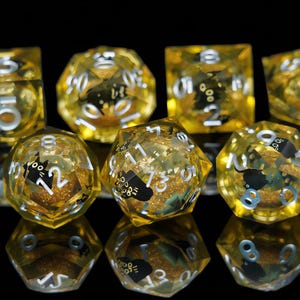 Liquid Core Yellow Resin Dice Set with Black Cat, 7PCS Polyhedral DND Dice, Gold Glitter Sharp Edge Dice, Cat Lover Gift